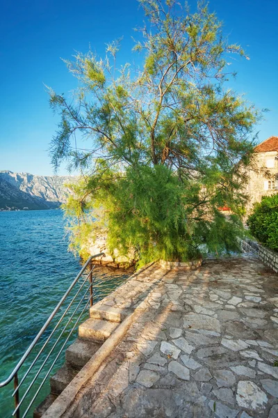 Seafront with sea and mountain — Stock Photo, Image