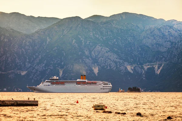 観光海客船は山の出航します。 — ストック写真