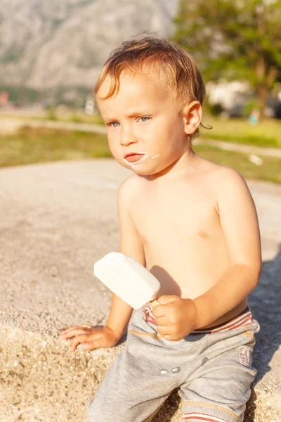 Le petit garçon mange de la glace. — Photo