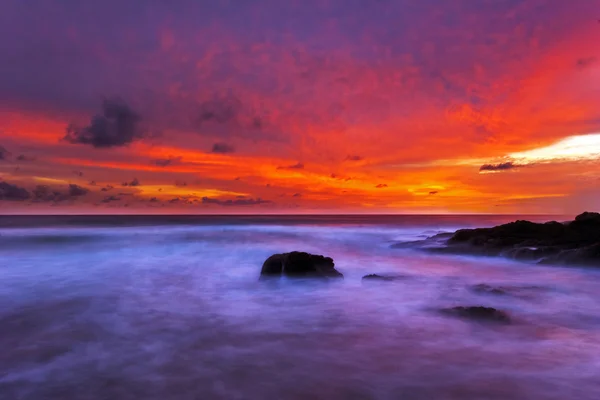Tropikalna plaża o zachodzie słońca. — Zdjęcie stockowe