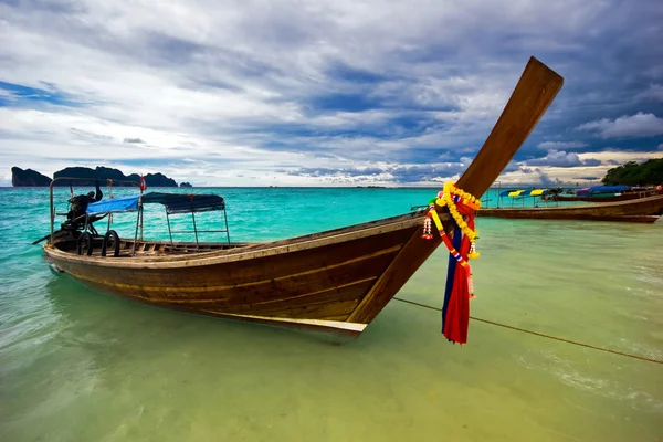 在热带海洋中的小船。泰国 — 图库照片