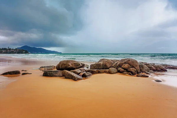 Praia tropical sob céu sombrio — Fotografia de Stock