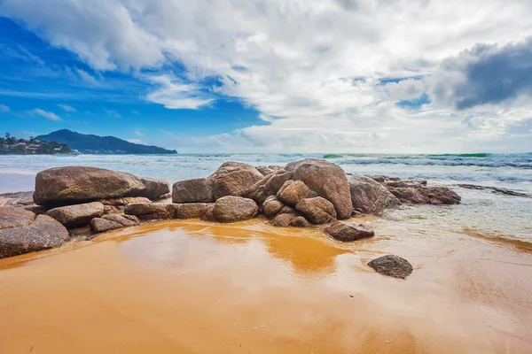 Tropisch strand onder de sombere hemel — Stockfoto