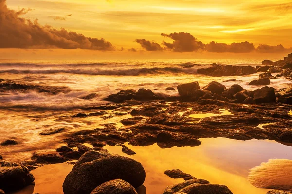 Praia tropical ao pôr do sol. — Fotografia de Stock