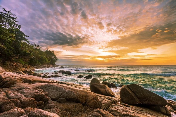 Praia tropical ao pôr do sol. — Fotografia de Stock