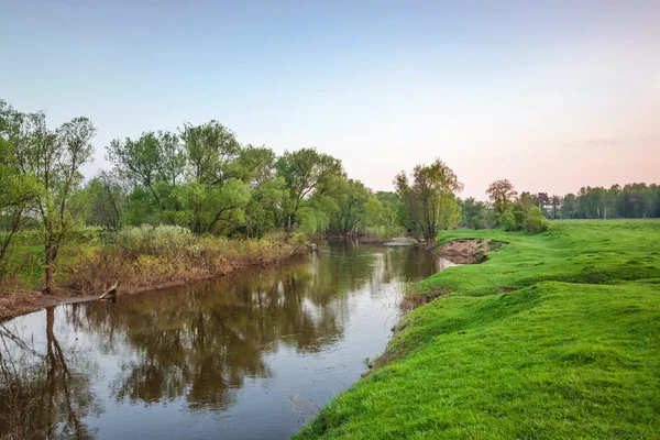 Sommersonnenuntergang rund um Feld und Fluss — Stockfoto