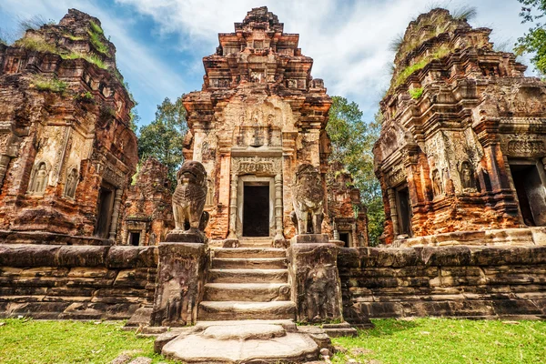 Ancien temple bouddhiste khmer dans le complexe Angkor Wat — Photo