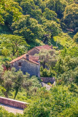 Dağlarda eski bir ev