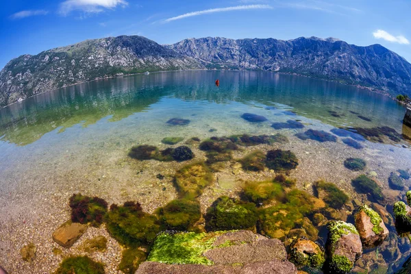 Písečná pláž s mořem a horských — Stock fotografie