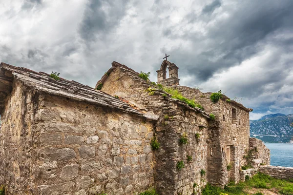 La vecchia chiesa che si affaccia sul mare in caso di maltempo — Foto Stock