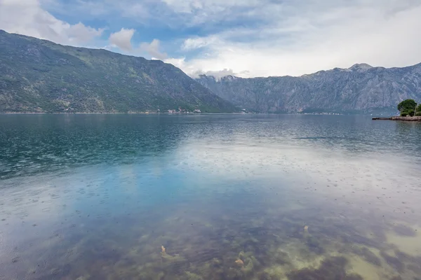 Mare e montagne con brutto tempo piovoso — Foto Stock