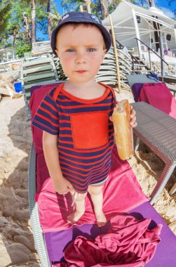 küçük çocuk bir ekmek yemek