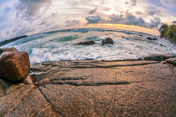 Tropisch strand bij zonsondergang. — Stockfoto