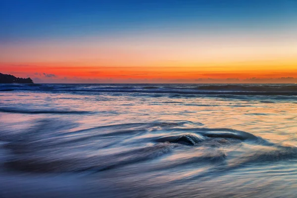 Spiaggia tropicale al tramonto. — Foto Stock