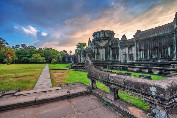 Východ slunce na chrám angkor wat — Stock fotografie