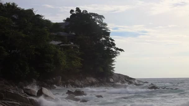 Marée de la mer par temps sombre 