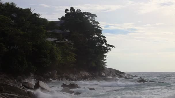 Maré do mar em clima sombrio — Vídeo de Stock