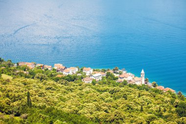Deniz kenarında küçük bir kasaba manzarası