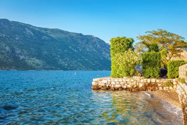 Sahil deniz ve dağ ile