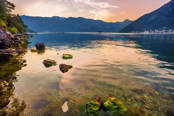 Sisli dağlar deniz günbatımı — Stok fotoğraf