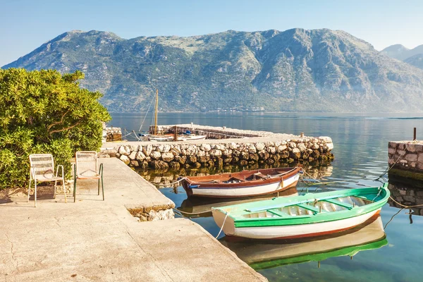 A hajók kora reggel a strand közelében — Stock Fotó