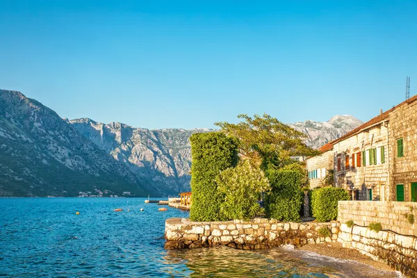 Seafront with sea and mountain — Stock Photo, Image