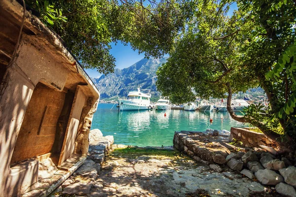 Una pequeña bahía con barcos —  Fotos de Stock