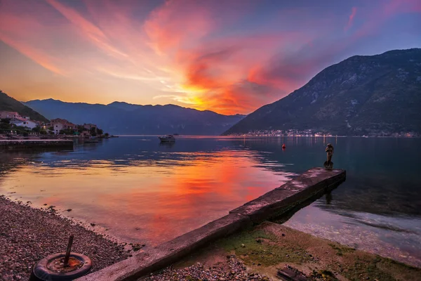 Coucher de soleil sur la mer avec les montagnes brumeuses — Photo