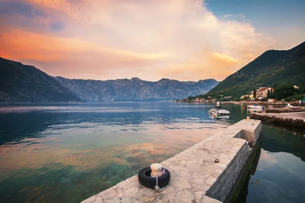 Sonnenuntergang am Meer mit den nebligen Bergen — Stockfoto