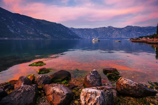 Sunset on the sea with the foggy mountains — Stock Photo, Image