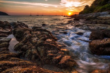 Günbatımında tropik plaj.