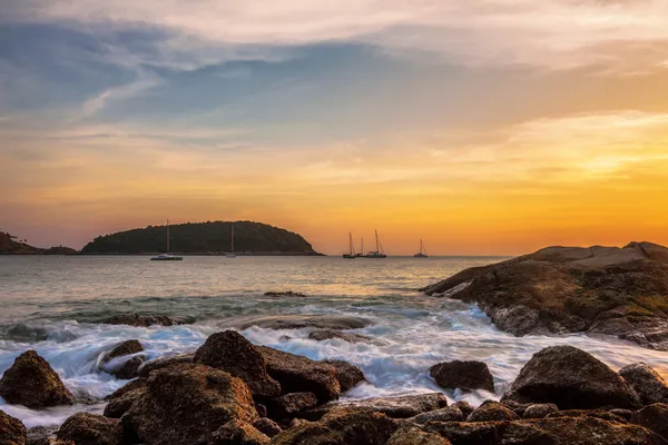 Tropisch strand bij zonsondergang. — Stockfoto