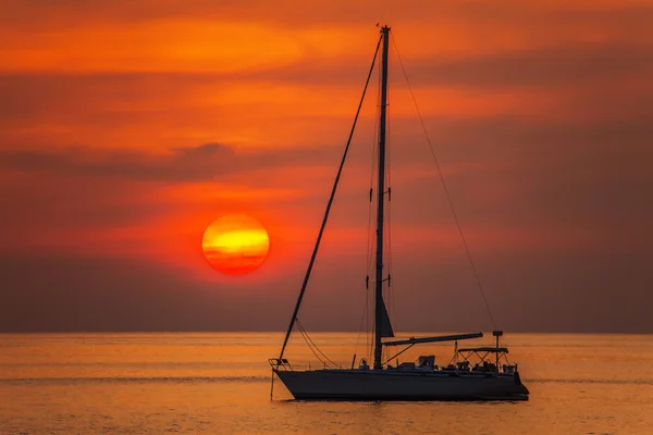 Yacht in the sea at sunset — Stock Photo, Image