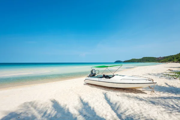 Speedboat sulla spiaggia tropicale — Foto Stock