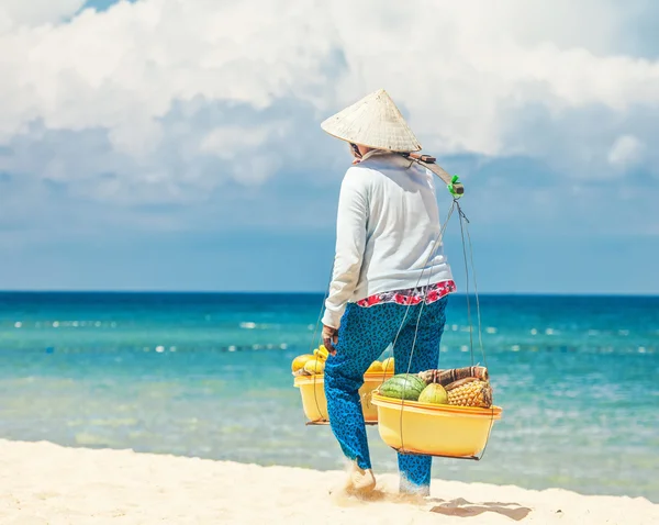 Beach seller of fruits — Stock Photo, Image