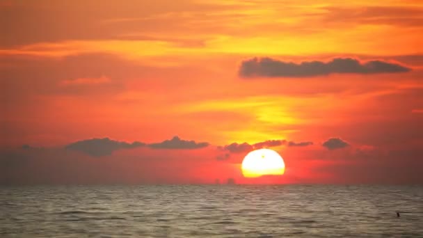 Море красивый закат — стоковое видео