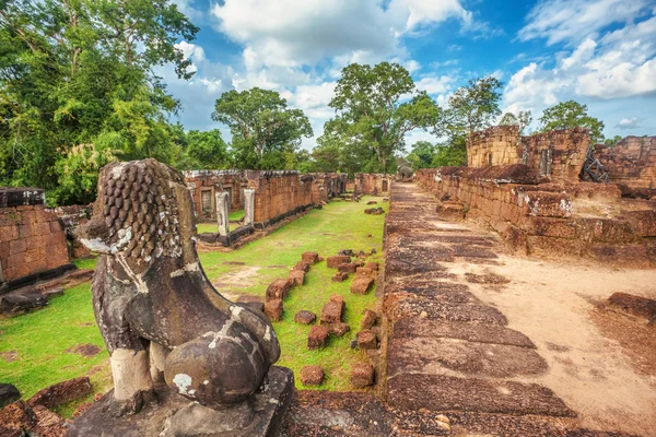 Starożytnych Khmerów świątyni buddyjskiej w angkor wat złożonych — Zdjęcie stockowe