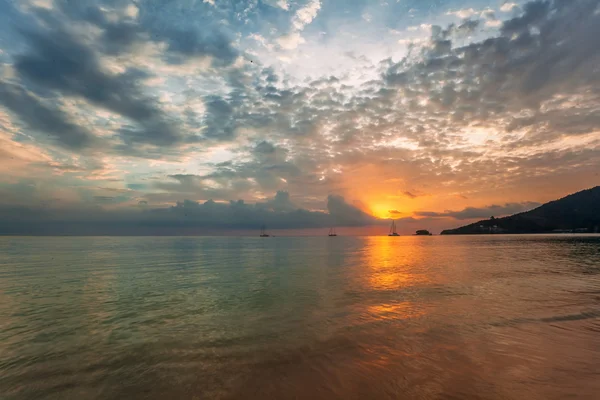 Plage tropicale au coucher du soleil. — Photo