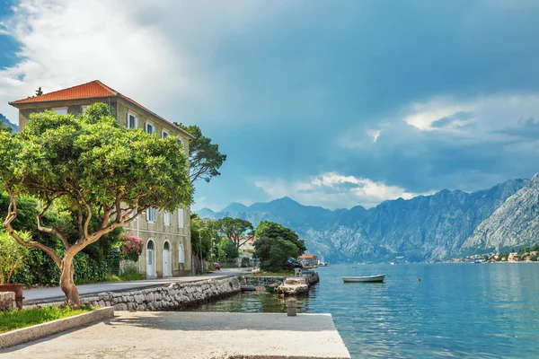 Sea and mountains in bad weather — Stock Photo, Image