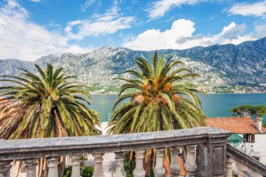 Deniz kenarında küçük bir kasaba manzarası