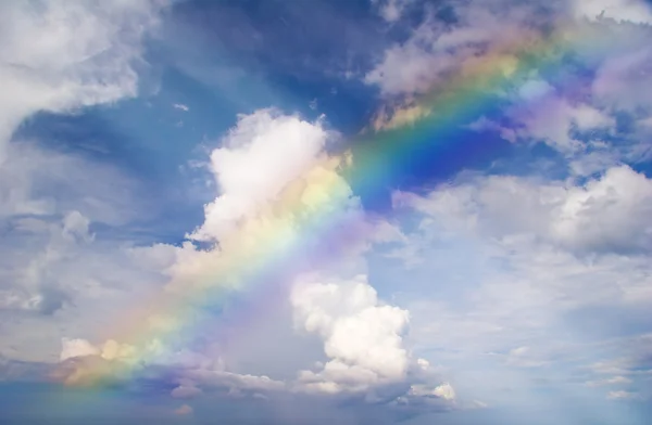 Arco iris en el cielo con nubes —  Fotos de Stock