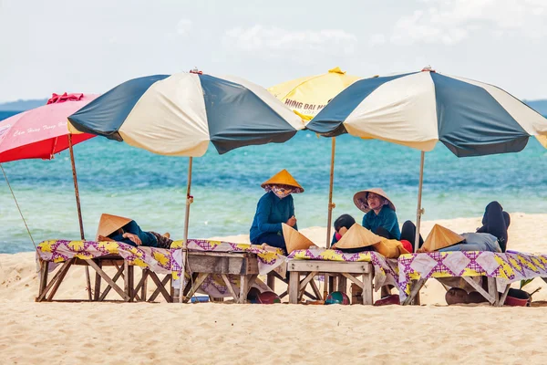 Massaggiatrici spiaggia a riposo sotto gli ombrelloni — Foto Stock