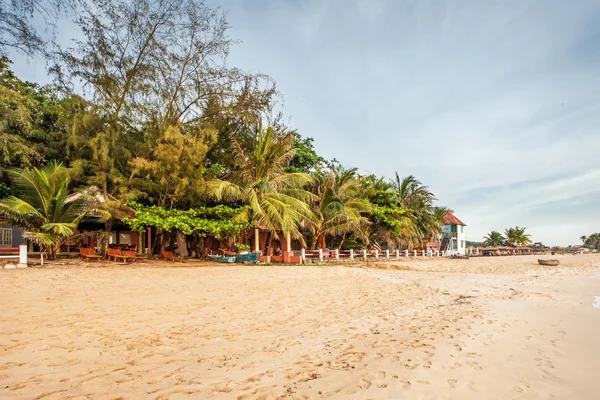 Exotic tropical beach under gloomy sky — Stock Photo, Image