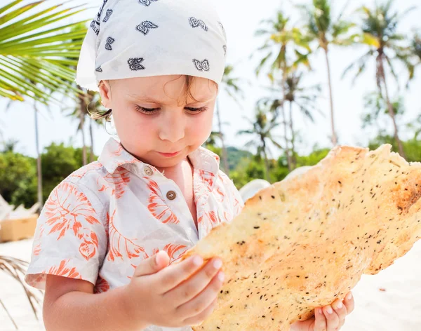 Kleine jongen eten een cookie — Stockfoto