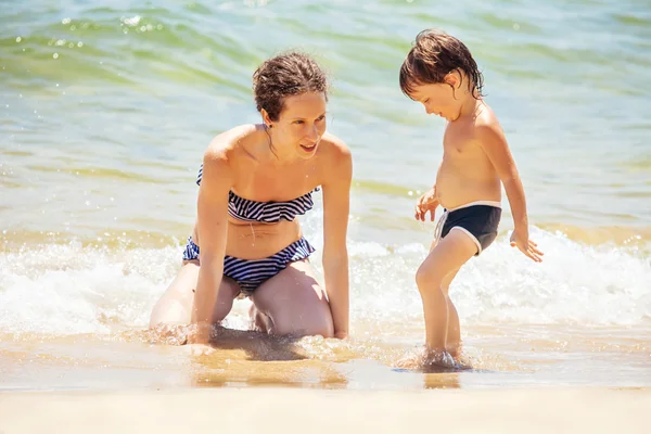 Mamá jugar con su hijo pequeño — Foto de Stock