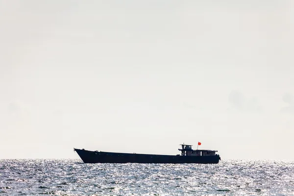 Statek tankowiec duże w otwartym morzu — Zdjęcie stockowe