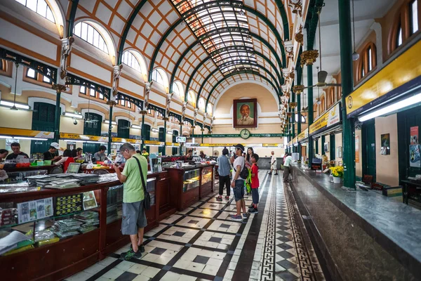 Kunden und Touristen im allgemeinen Postamt in ho chi minh — Stockfoto