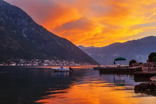 Puesta de sol en el mar con las montañas brumosas —  Fotos de Stock