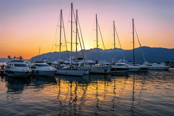 Sailing boats in marina at sunset. — Stock Photo, Image