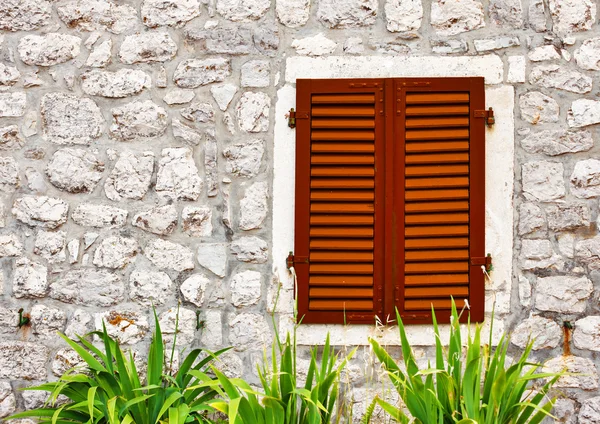 Steinmauer mit Fenster — Stockfoto